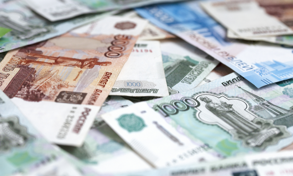 Ruble to recover as CBR hikes rates, but sanctions risk remains